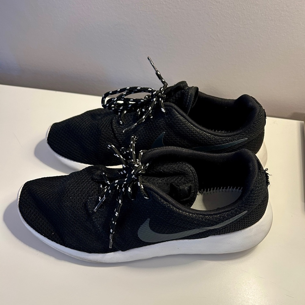 Men’s Nike Black and White Sneakers with Cushioned Sole
